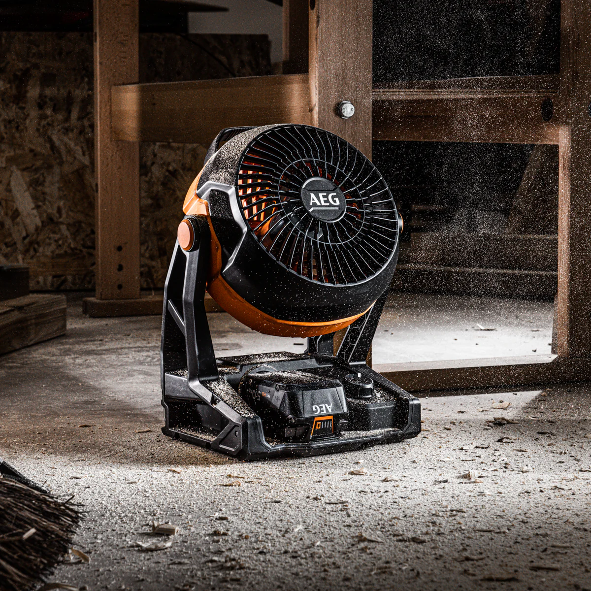 AEG 18V Hybrid Fan Skin Only - 210° Pivoting Head - 6 Speed Settings - 3.01kg - Image 4