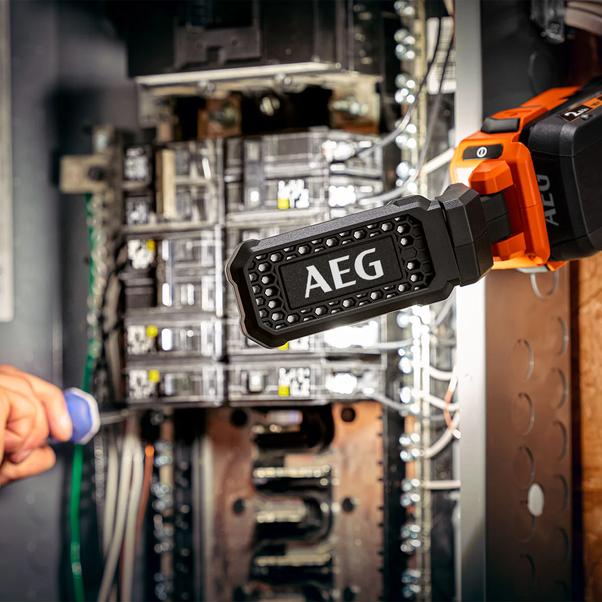 AEG 18V Magnetic Stick Light Skin Only - 450/850 Lumens - 270° Pivoting Head - Image 3