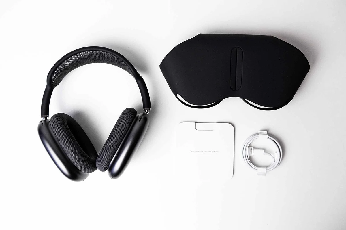 Apple AirPods Max Noise Cancelling Headphones, USB-C, Midnight - Image 6