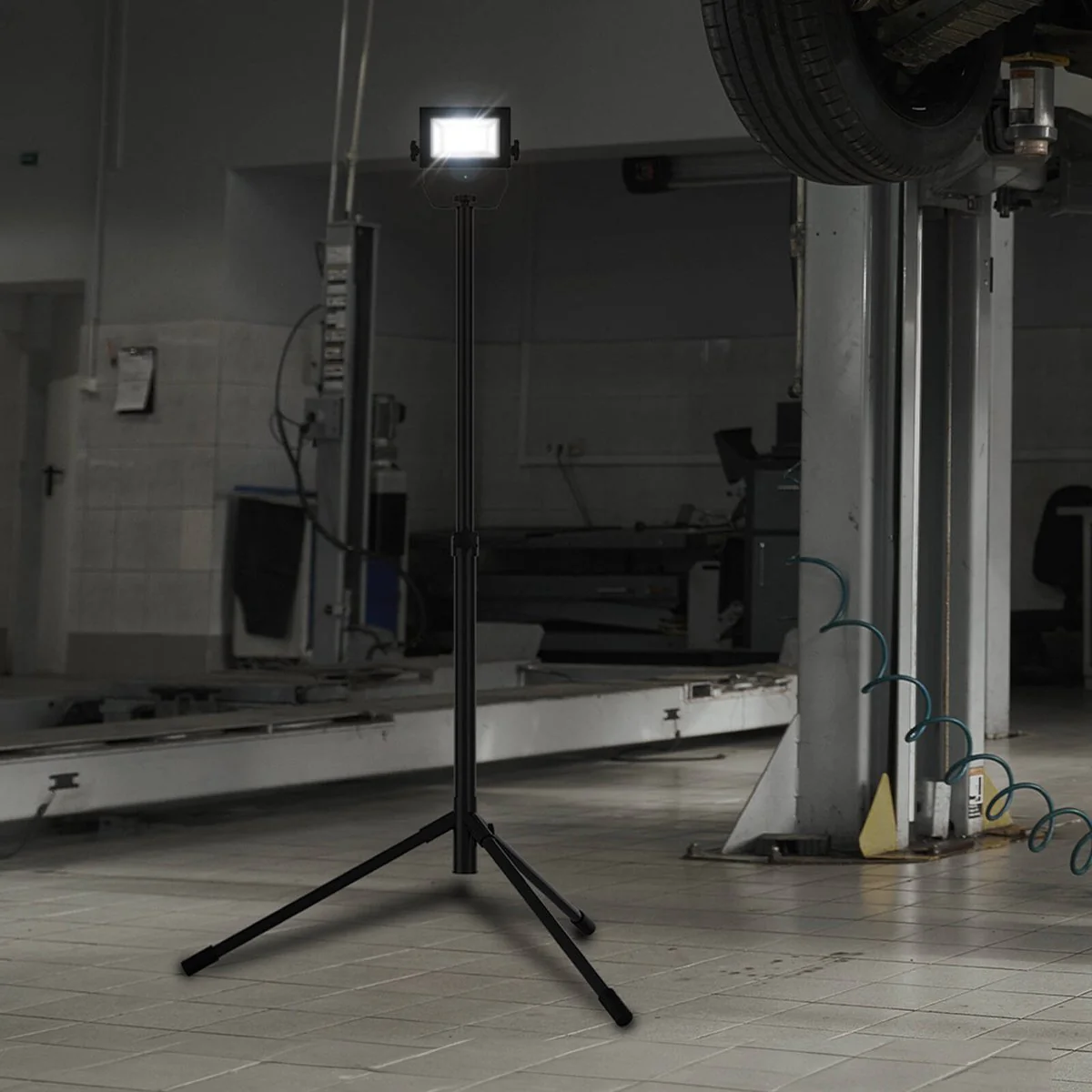 Arlec 30W LED Worklight with Tripod - 2400 Lumens - Weather Resistant - Image 5