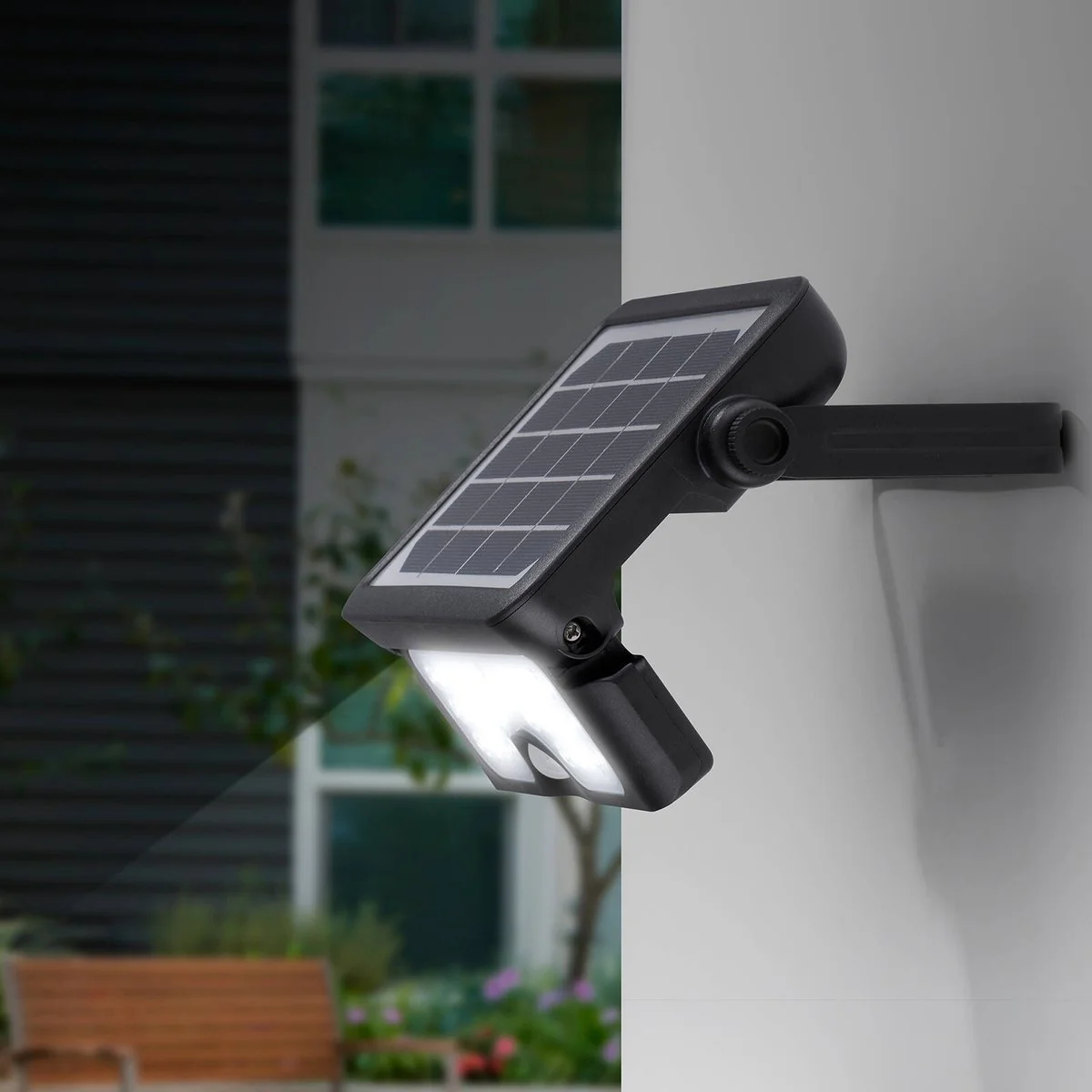 Arlec 7W Integrated Solar Powered Sensor LED Floodlight - 800 Lumens - Black - Image 4