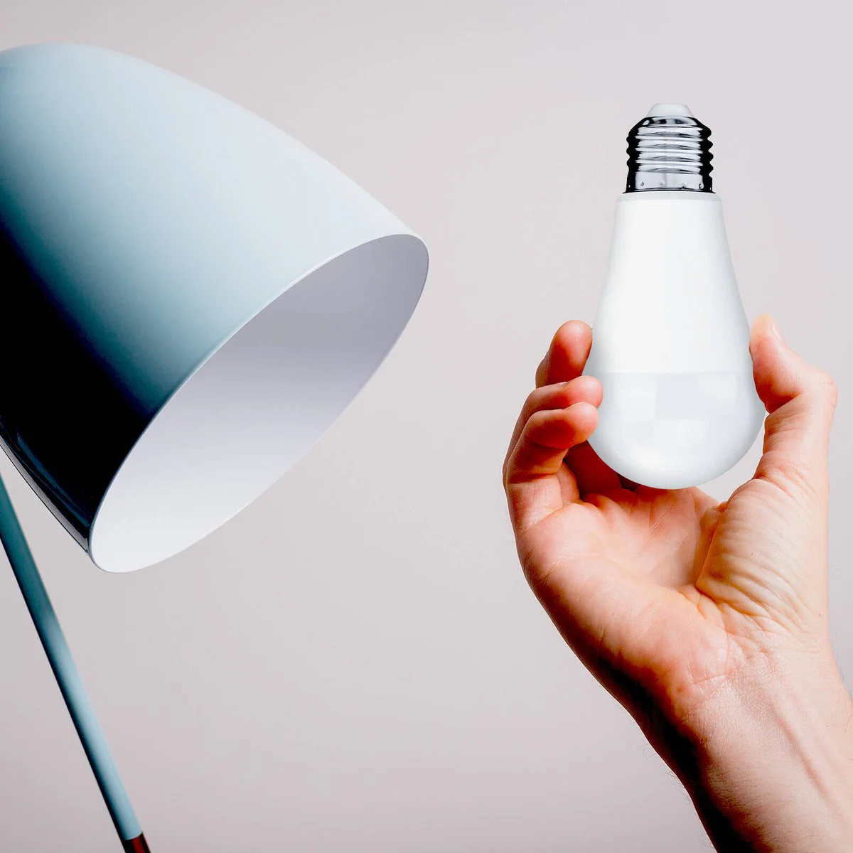Arlec E27 LED Globe 1050lm 12W - Smart Colour Mode - Grid Connect - Image 4