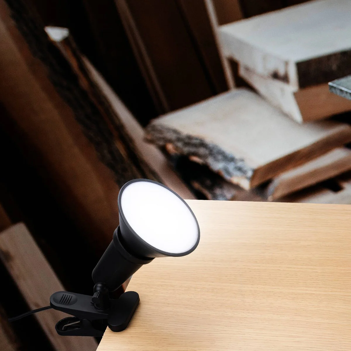 Arlec 15W DIY Portable LED Floodlight with Clamp - 1600 Lumens - Black/Grey - Image 3
