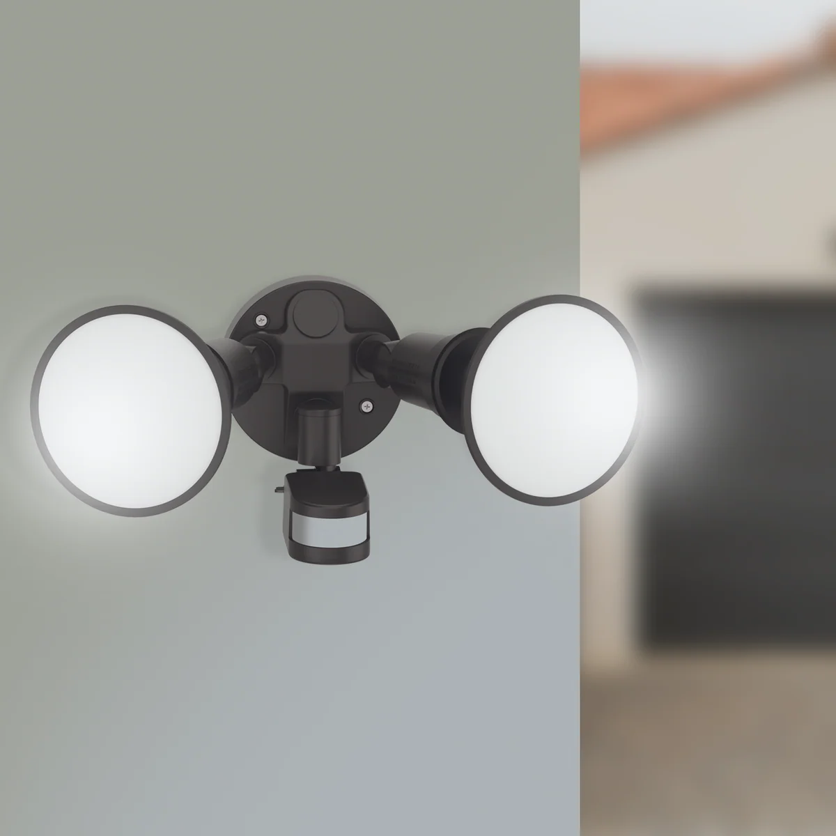 Arlec Twin Head Floodlight with Sensor - 2 x 10W - 1900 Lumens - Black - Image 4