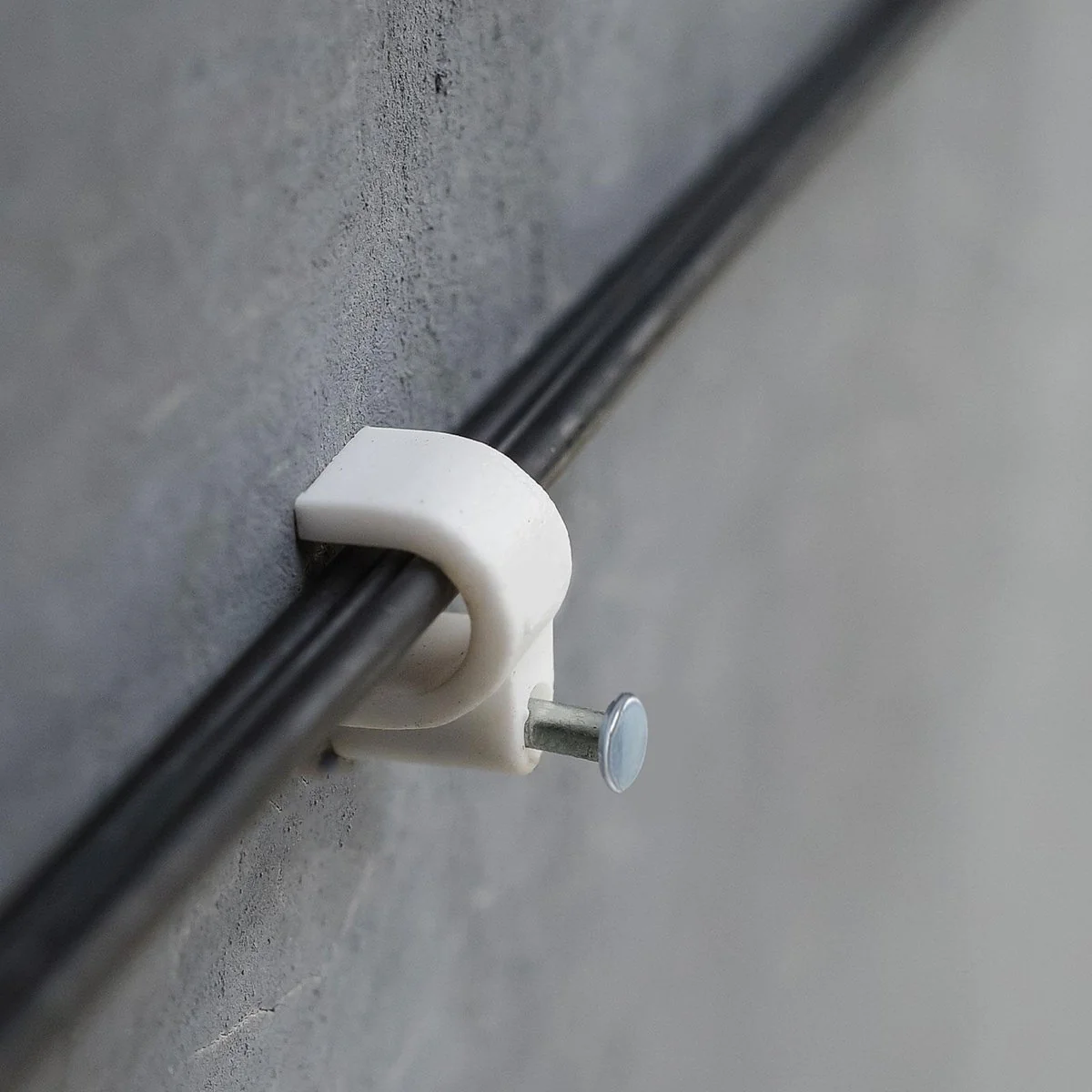 Deta 7mm White Flat Cable Clips - 100 Pack - Durable Plastic - 5mm x 5mm x 10mm - Image 3