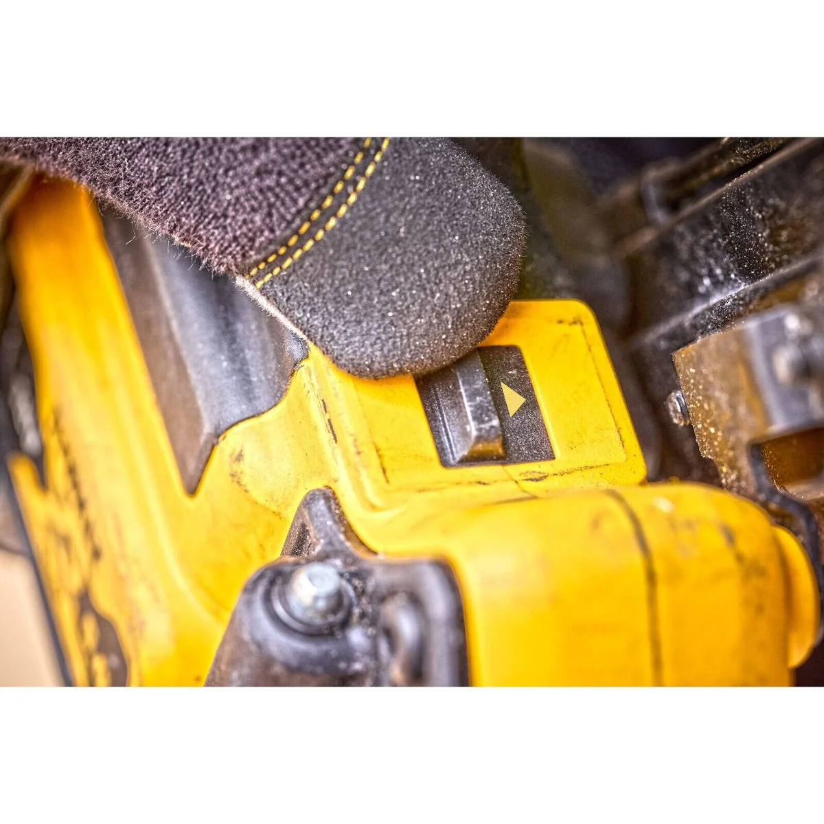 Dewalt 18V XR Framing Nailer Kit 90mm - 5.0Ah - Durable & Efficient - Image 5