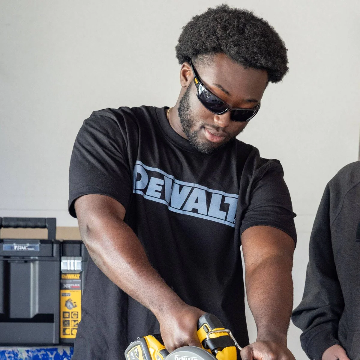 DEWALT Oxide Black Crew Neck Shirt L - 50+ UPF Sun Protection - Durable Cotton Blend - Image 4