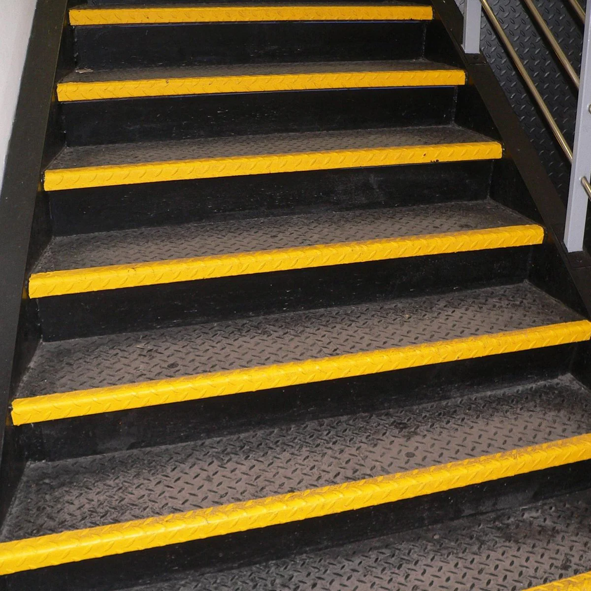 Dy-Mark TreadRite 1L Clear - Slip-Resistant Coating for Durable Surfaces - Image 4