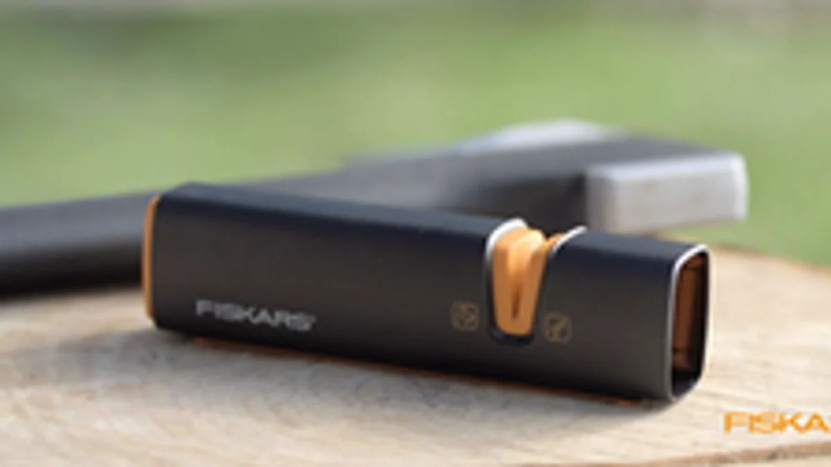 Fiskars Axe and Knife Sharpener - 165mm - Nyglass - Easy to Carry - Image 3