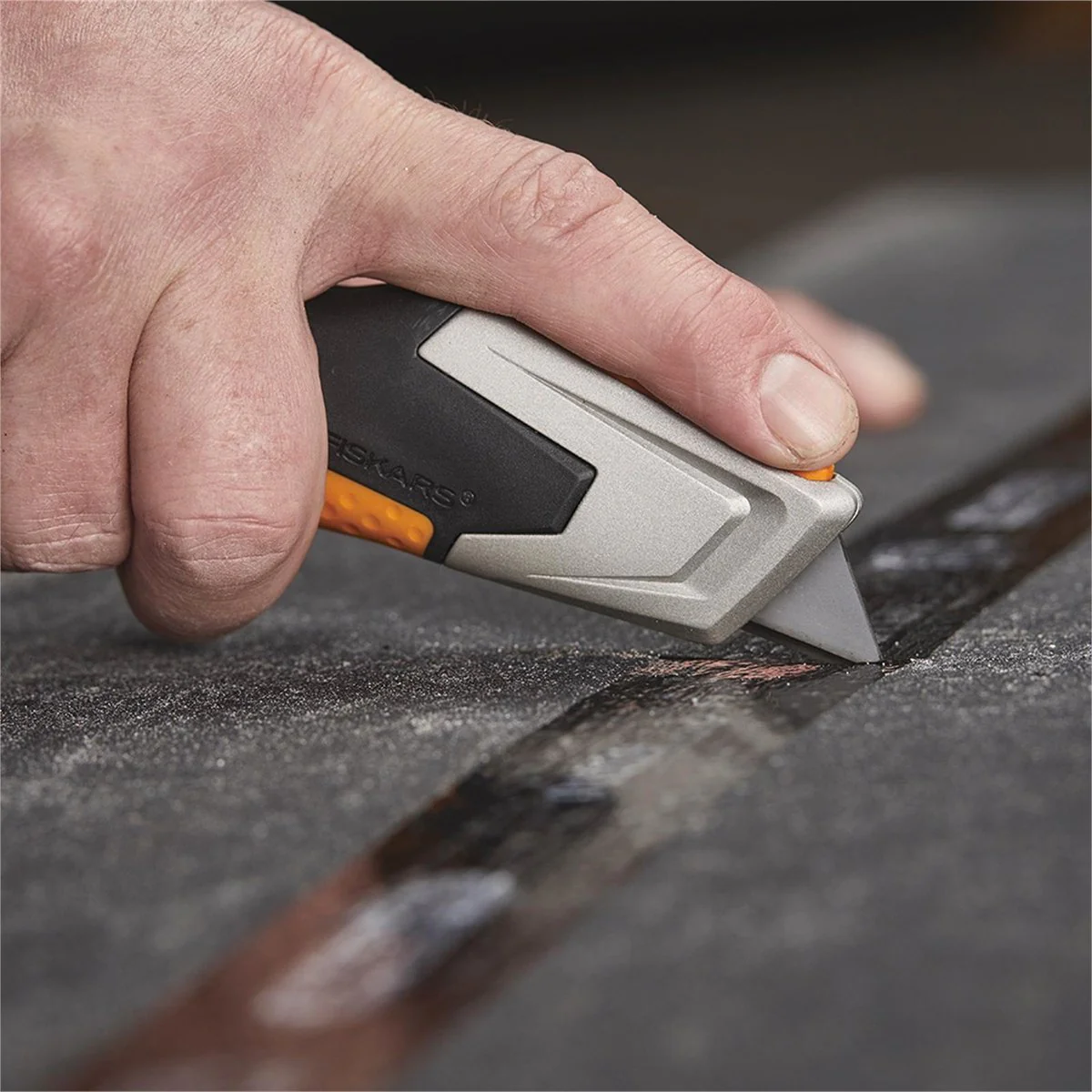 Fiskars Pro Carbonmax Retractable Utility Knife - 60mm Blade - Steel - Image 5