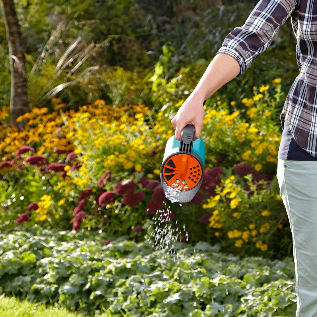 Gardena Handheld Seed and Fertiliser Spreader Small - 100 m² Coverage - Turquoise/Black/Orange - Ergonomic Design - Image 5