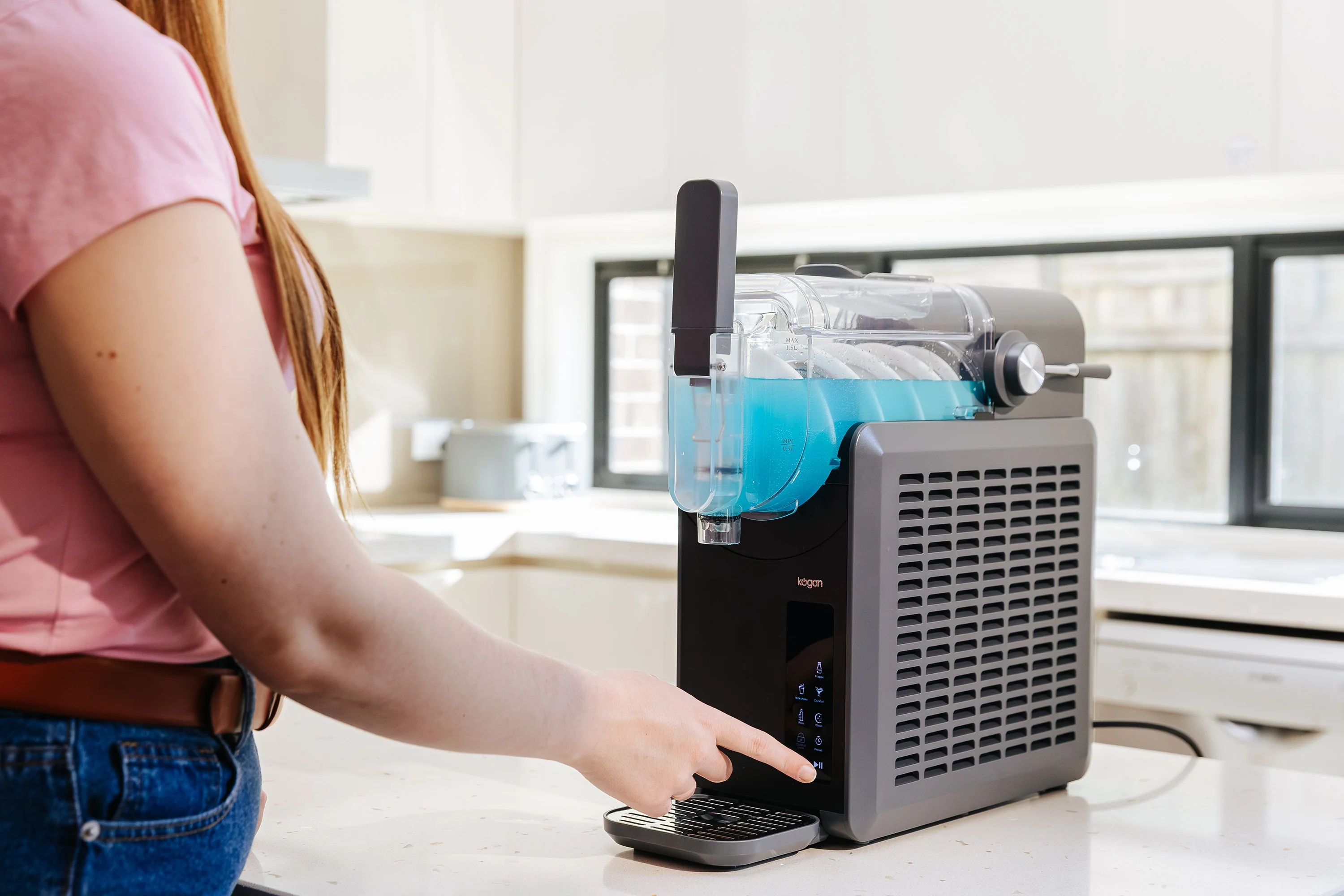 Kogan Slushie Frozen Drink Maker with Touchscreen Built In Chilling - Image 3