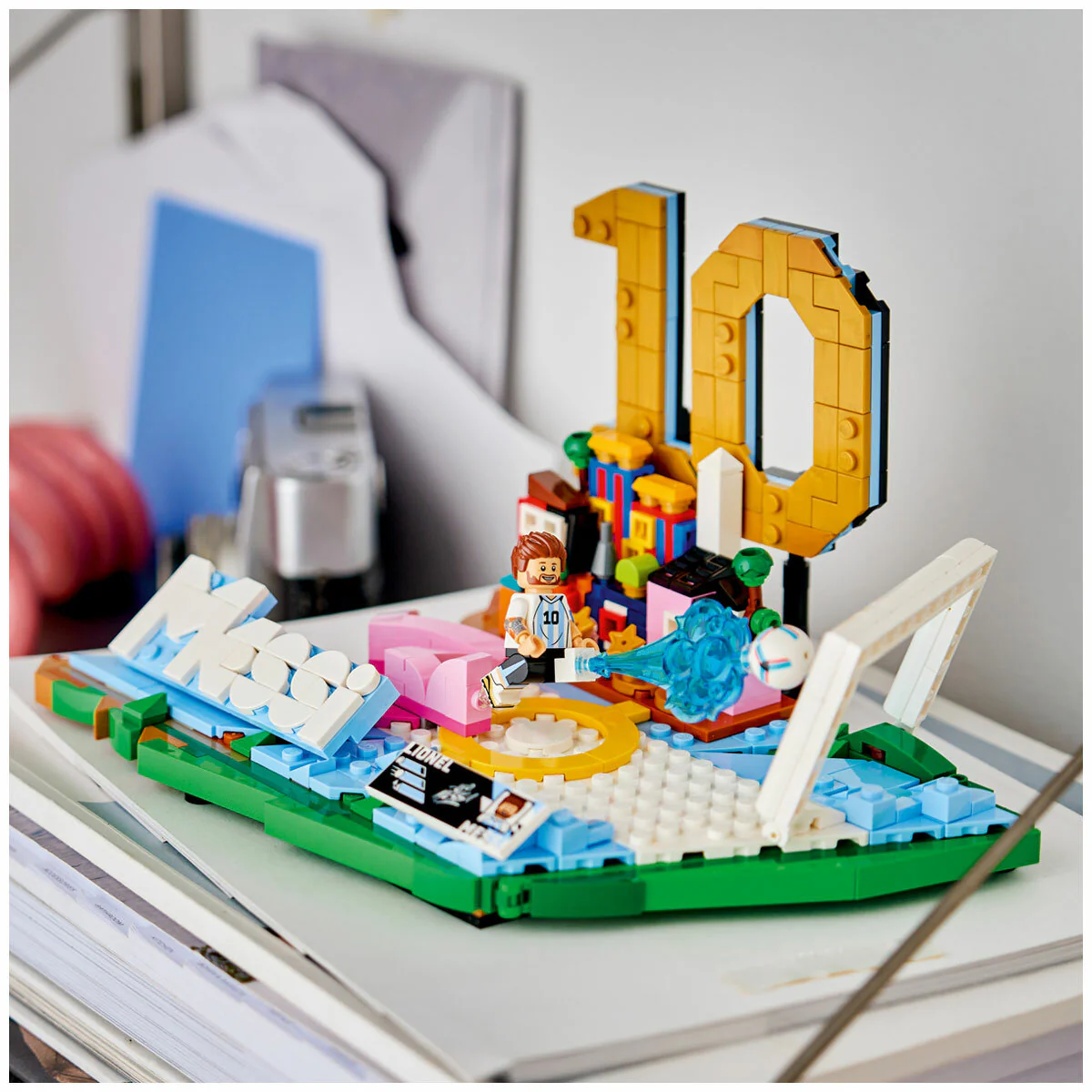 LEGO Editions Lionel Messi Football Highlights 43011 500-Piece Set - Image 9