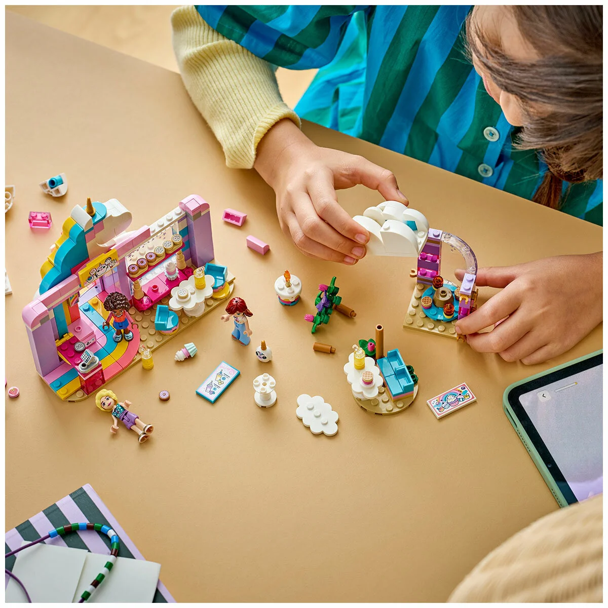 LEGO Friends Rainbow Unicorn Dream Café 42684 475-Piece Set - Image 2
