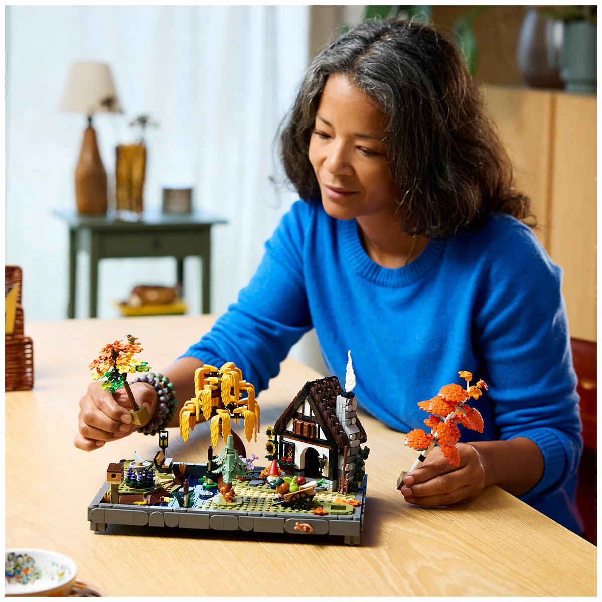LEGO Icons Autumn Cottage Garden 11372 1102-Piece Building Set - Image 4