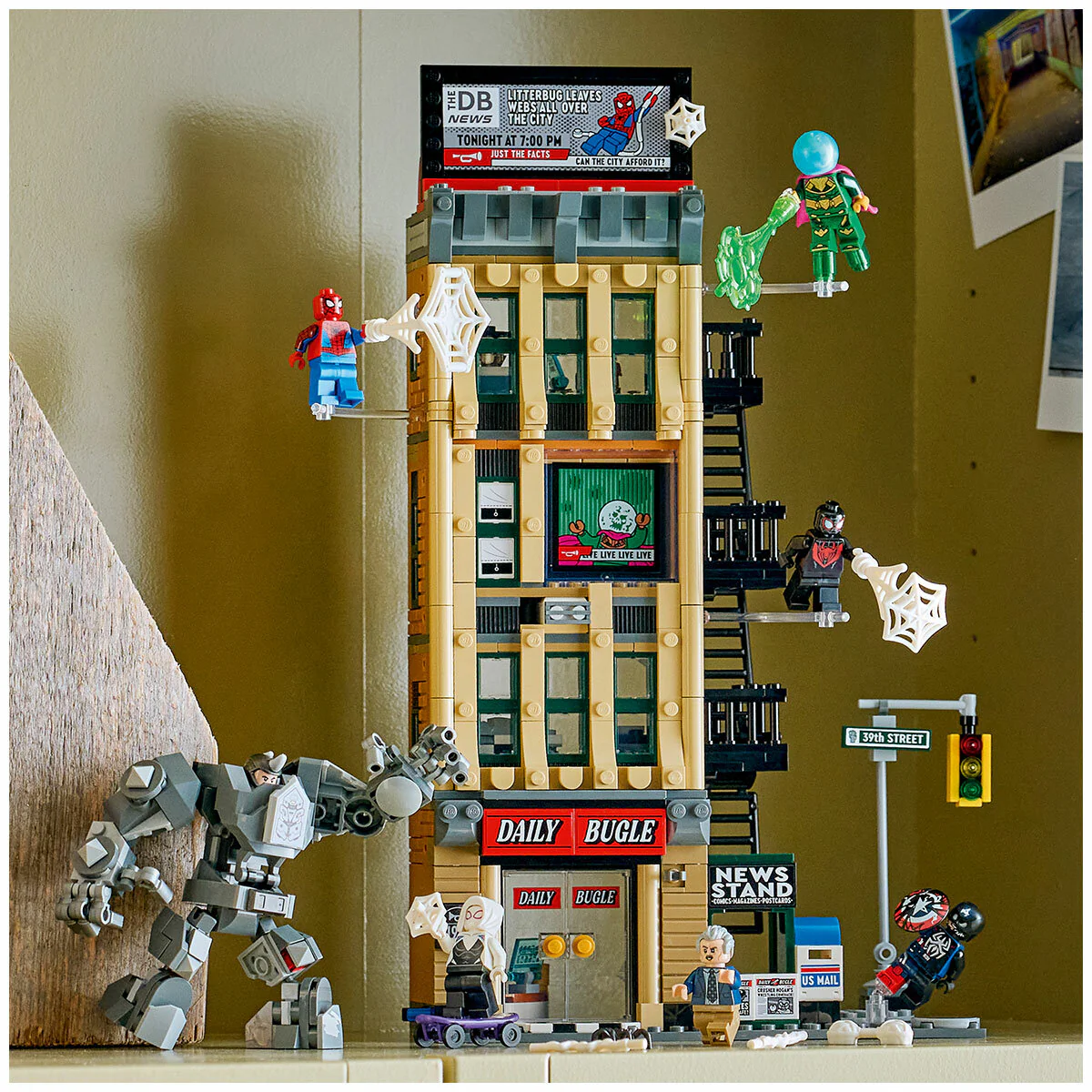 LEGO Marvel Spider-Man vs Mysterio Daily Bugle 76342 781-Piece Collectable Set - Image 5