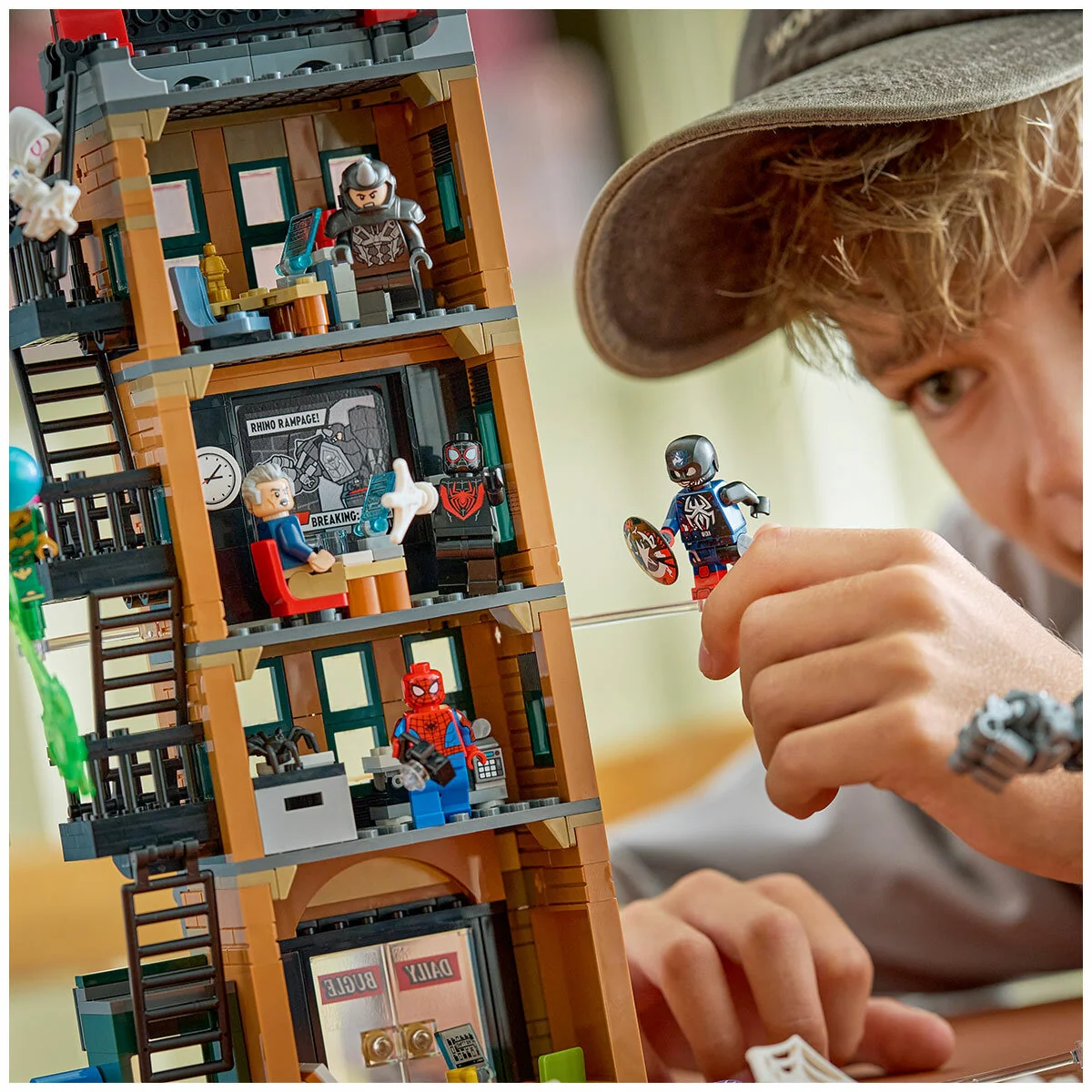 LEGO Marvel Spider-Man vs Mysterio Daily Bugle 76342 781-Piece Collectable Set - Image 6