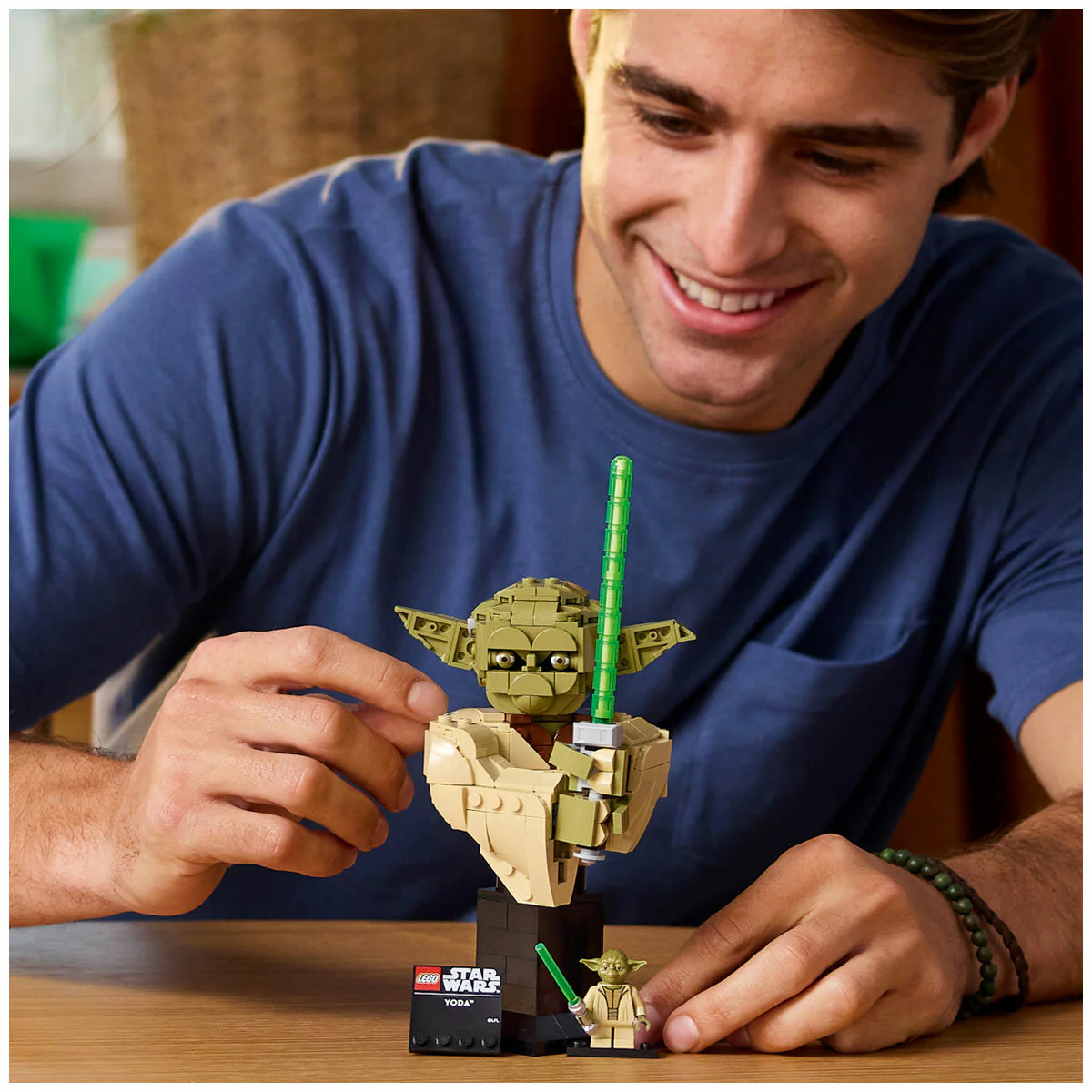 LEGO Star Wars Yoda Bust 75438 399-Piece Collectible Set - Image 9