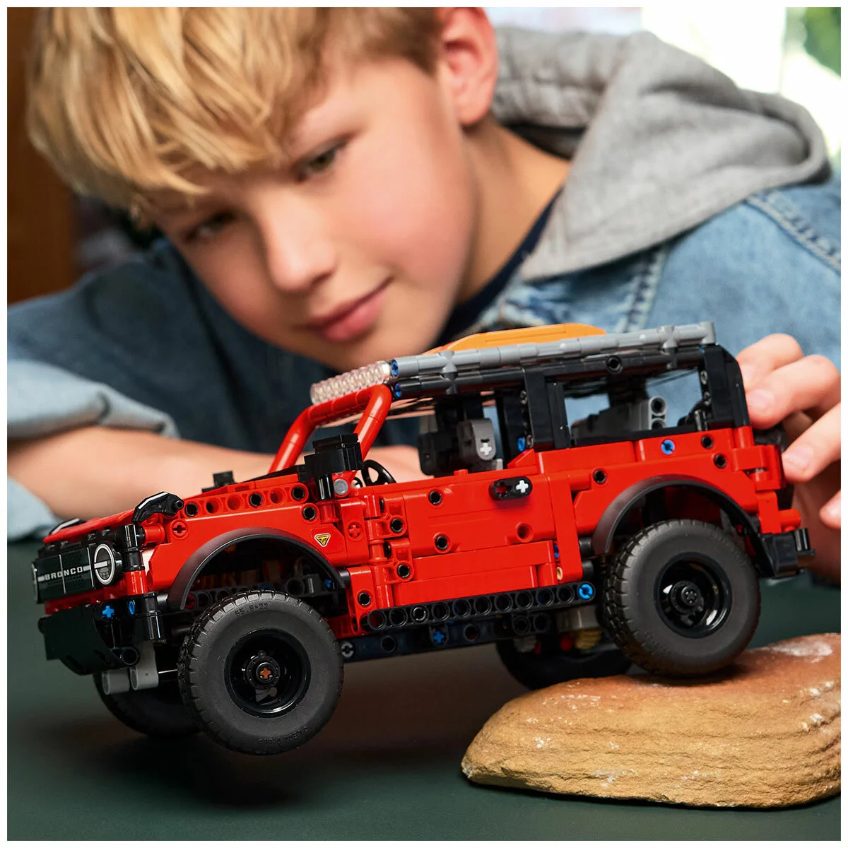 LEGO Technic Ford Bronco SUV 42213 Red Black 943-Piece Realistic Model - Image 3