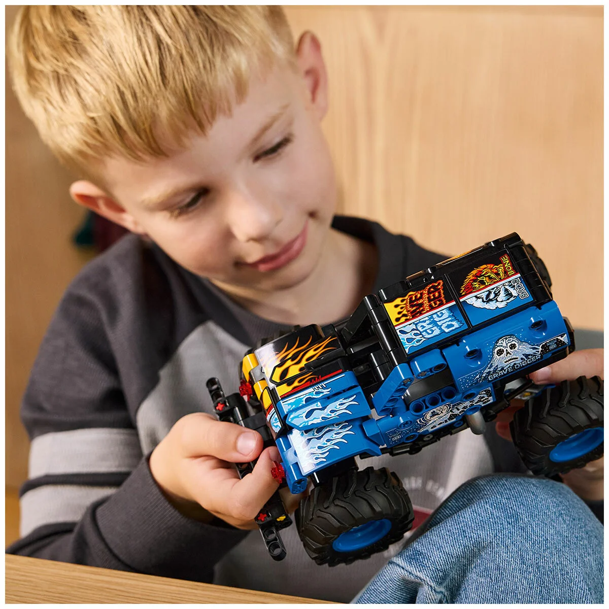 LEGO Technic Monster Jam Grave Digger Fire and Ice 42219 263-Piece Pull-Back Truck - Image 3