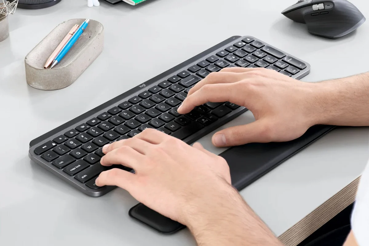 Logitech MX Palm Rest - Ergonomic Wrist Support with Cushioned Comfort - Image 6