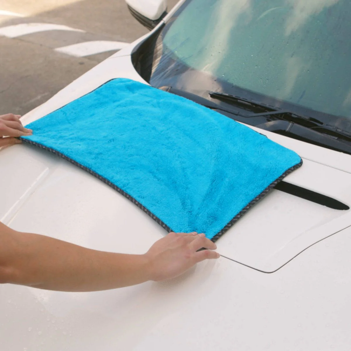 Meguiar S Blue Drying Towel - 700mm x 400mm - 1200GSM Microfibre - Blue - Image 3