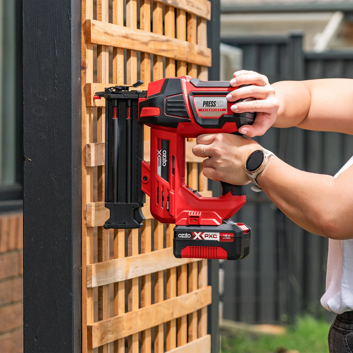 Ozito 18V Cordless Brad Finishing Nailer PXNGS-218 - 18GA - 290mm x 100mm - Image 2