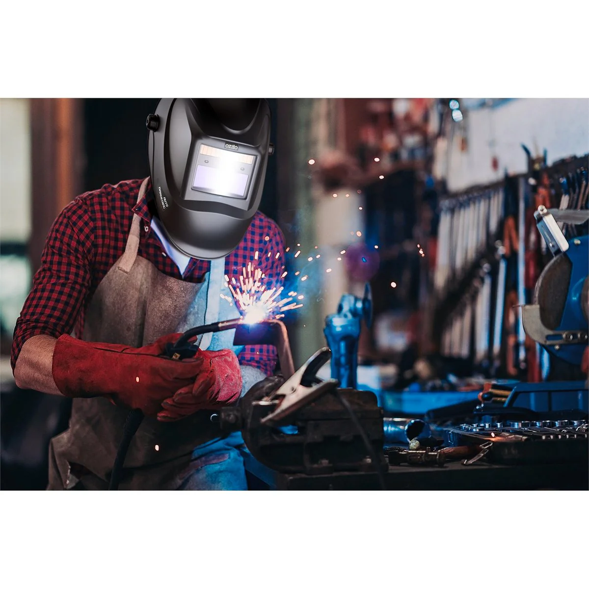 Ozito Auto Darkening Welding Helmet - 238mm - Plastic - Adjustable Sensitivity - Image 3