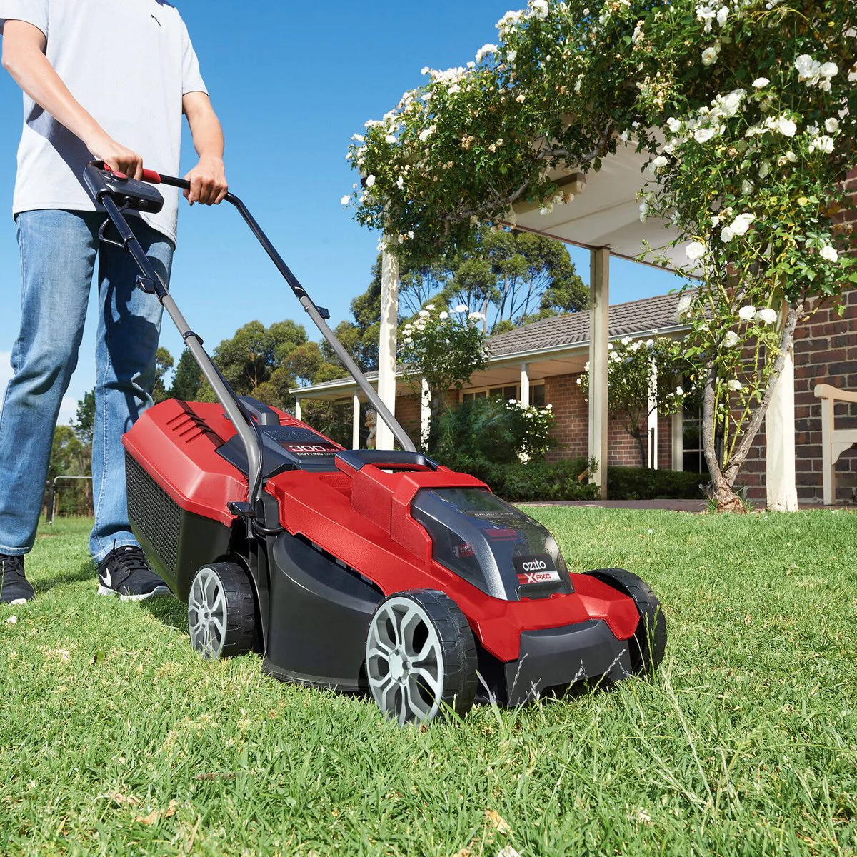 Ozito Brushless Lawn Mower - 300mm - 4.0Ah Battery - Lightweight - Image 3