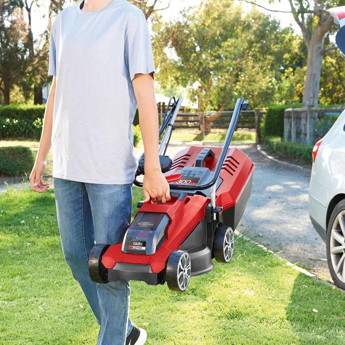 Ozito Brushless Lawn Mower - 300mm - 4.0Ah Battery - Lightweight - Image 5