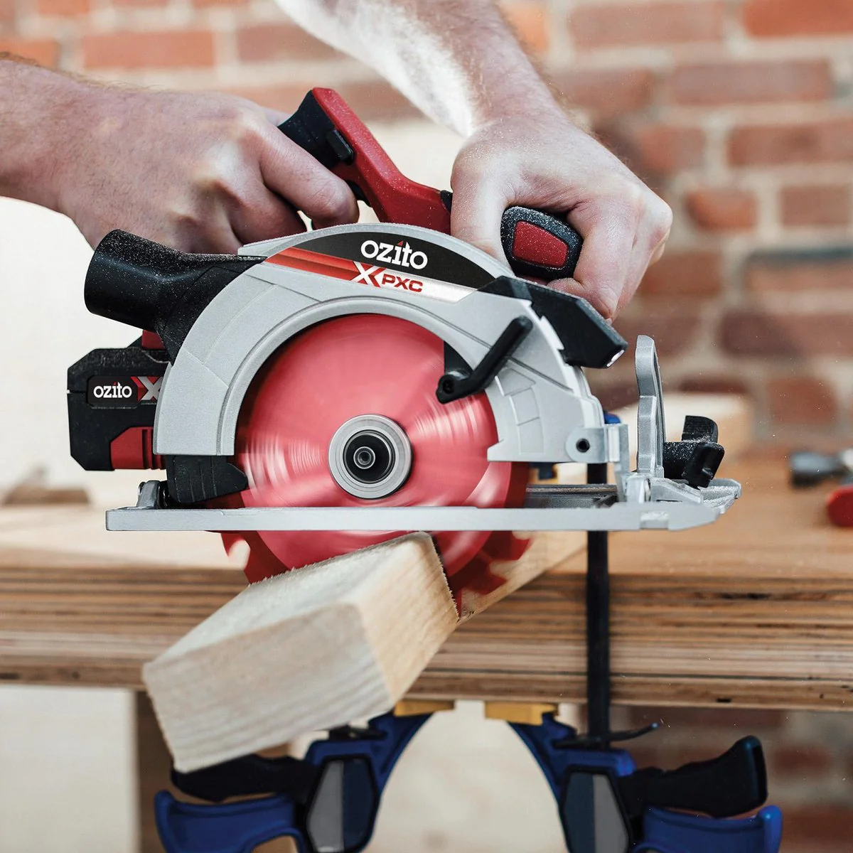 Ozito Circular Saw - 165mm - Plastic - Cordless with LED Worklight - Image 4