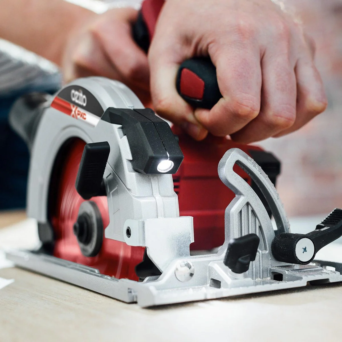 Ozito Circular Saw - 165mm - Plastic - Cordless with LED Worklight - Image 5