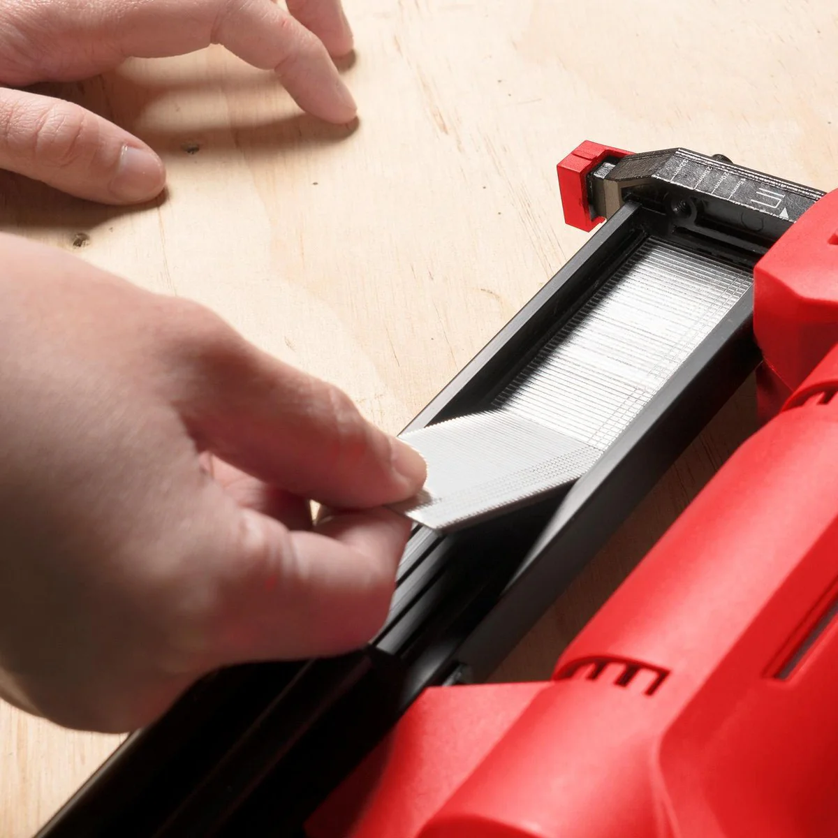 Ozito PXC 18V Cordless 2-in-1 Nail and Staple Gun PXNGS-018 - 290mm x 100mm x 240mm - Image 5