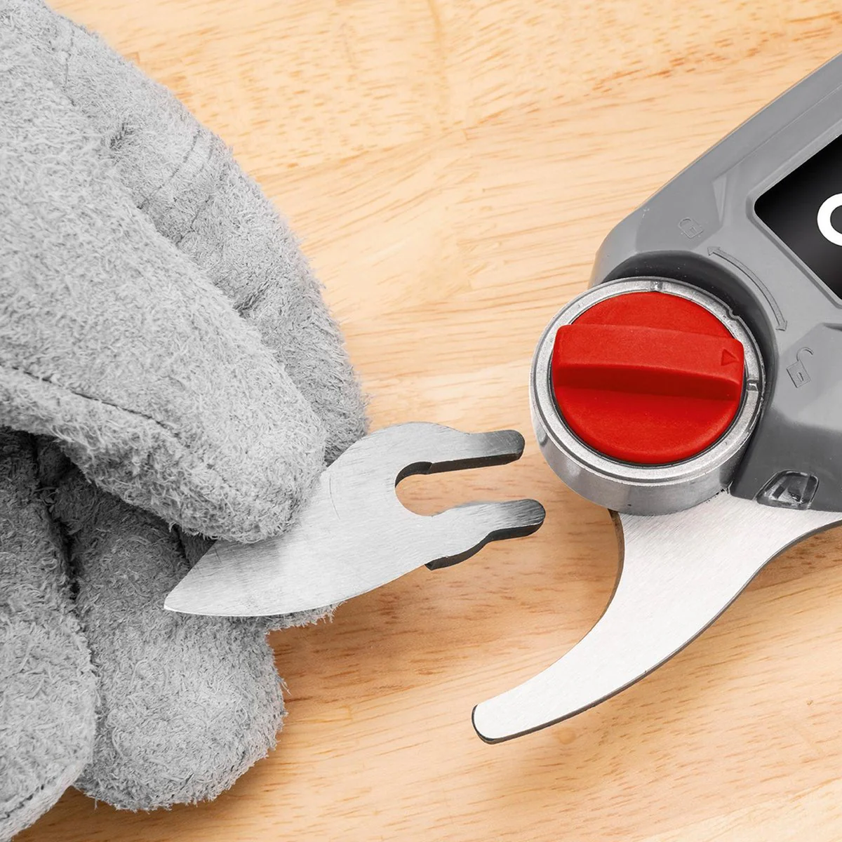 Ozito OCPS-036 3.6V Cordless Pruner - 12mm Cutting Capacity - Grey/Black - Image 5