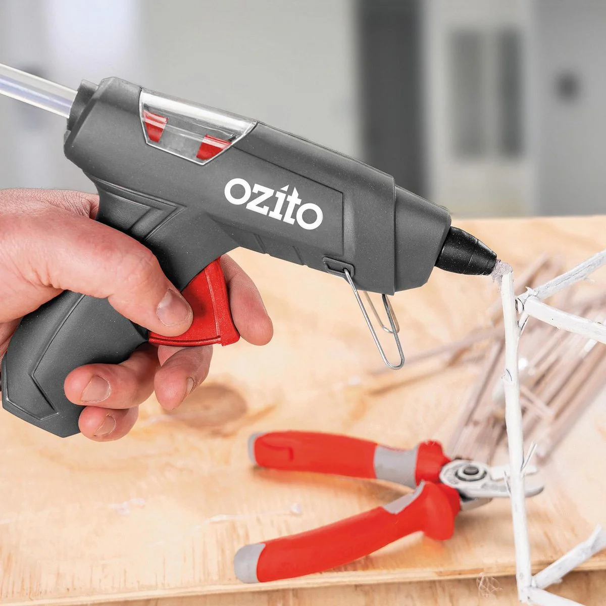 Ozito Glue Gun Kit 30W 11mm - 4 Glue Sticks - Grey/Red/Black/Silver - Image 4