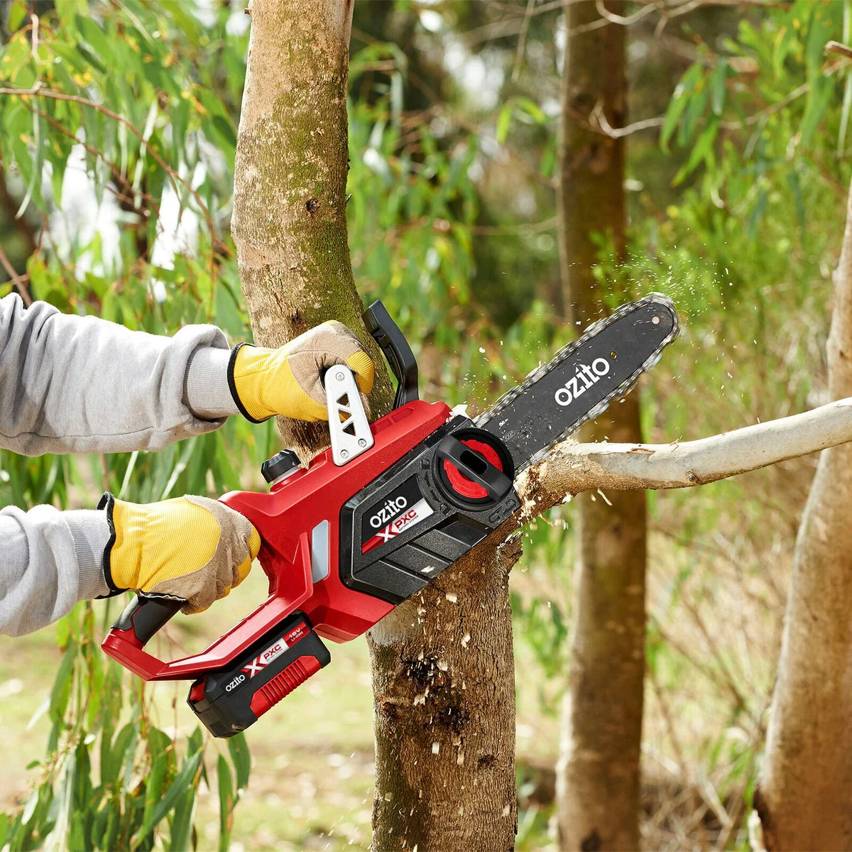 Ozito PXC 18V Cordless Chainsaw Kit - 250mm - 4.0Ah - Trimming & Cutting - Image 3