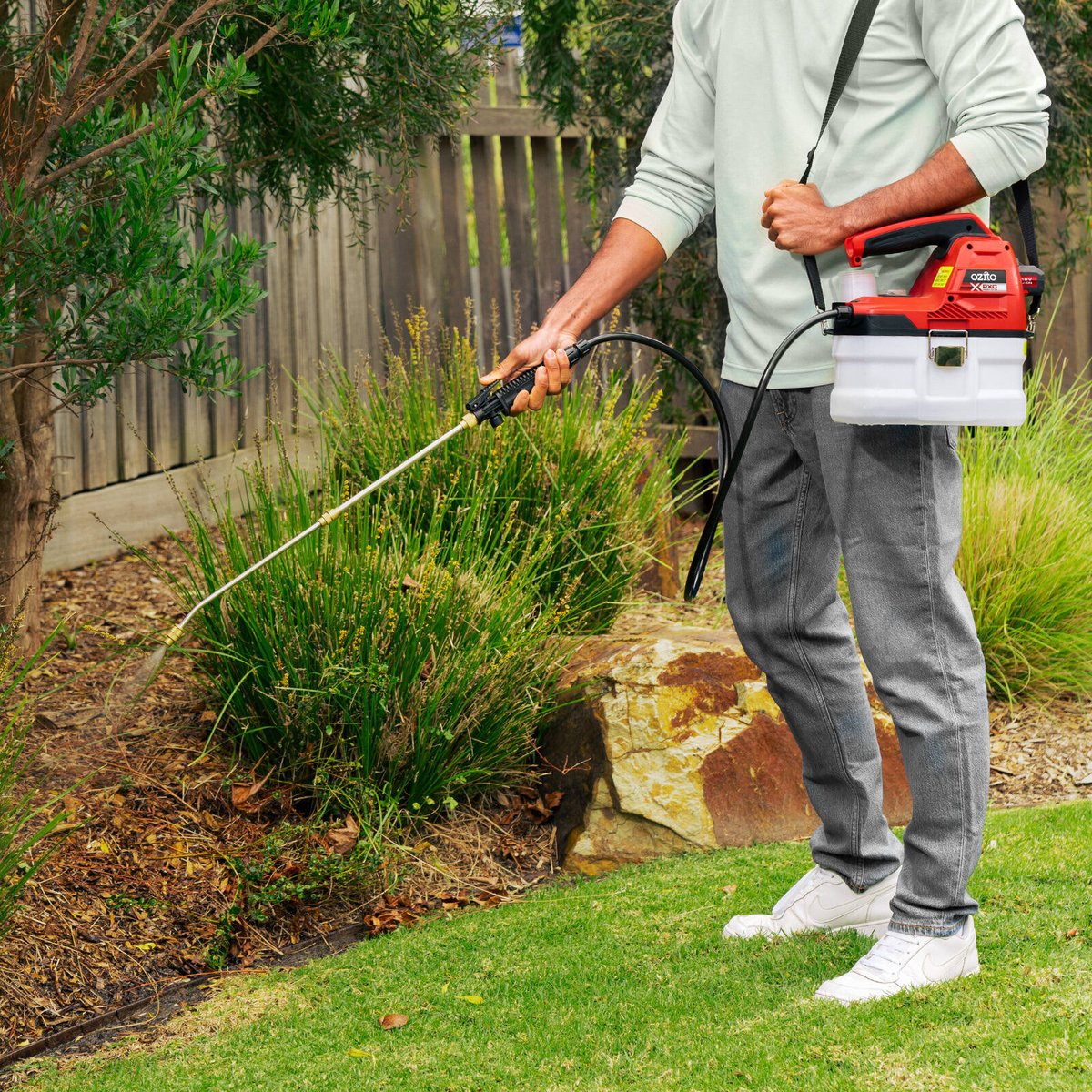 Ozito PXC 18V Cordless Garden Spray Kit - 2.5Ah - 3.5L Capacity - Lightweight - Image 2