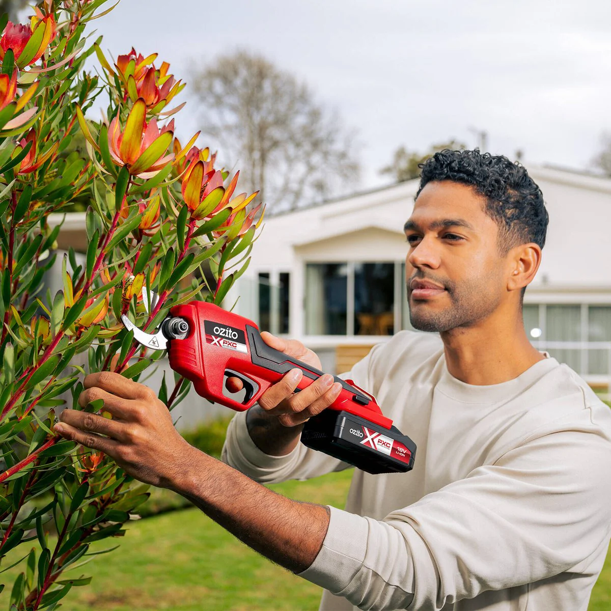 Ozito PXC 18V Cordless Pruning Secateurs - 2.5Ah Kit - 25mm Cutting Capacity - Image 4