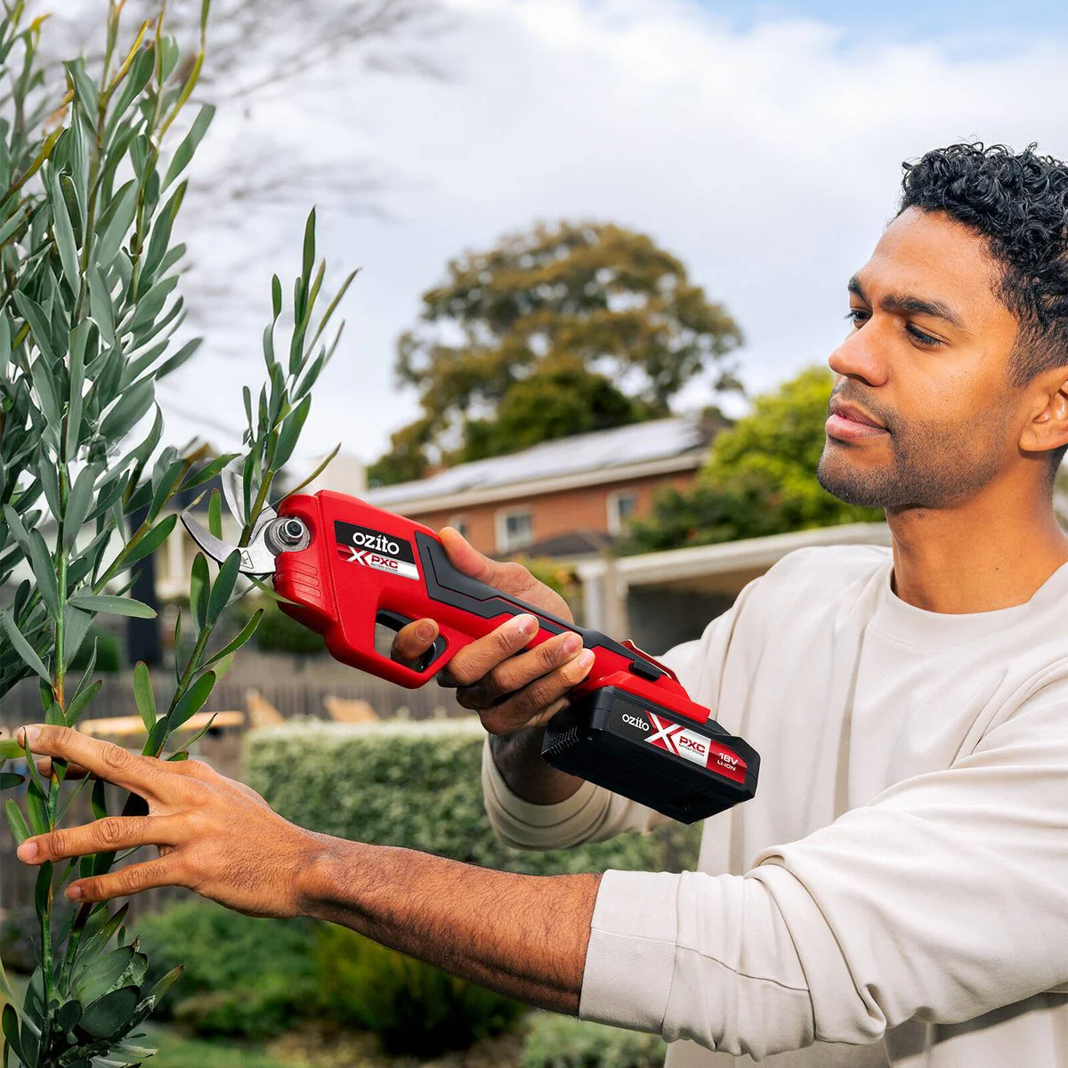 Ozito PXC 18V Cordless Pruning Secateurs - 2.5Ah Kit - 25mm Cutting Capacity - Image 5