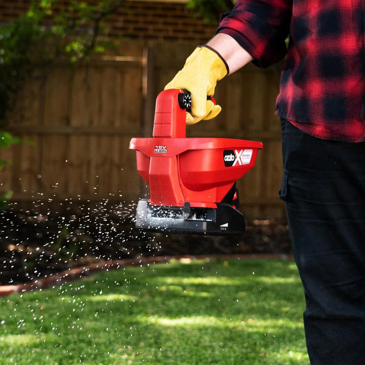 Ozito PXC 18V Cordless Seed and Fertiliser Spreader - 3.3L Capacity - Red & Black - Image 4