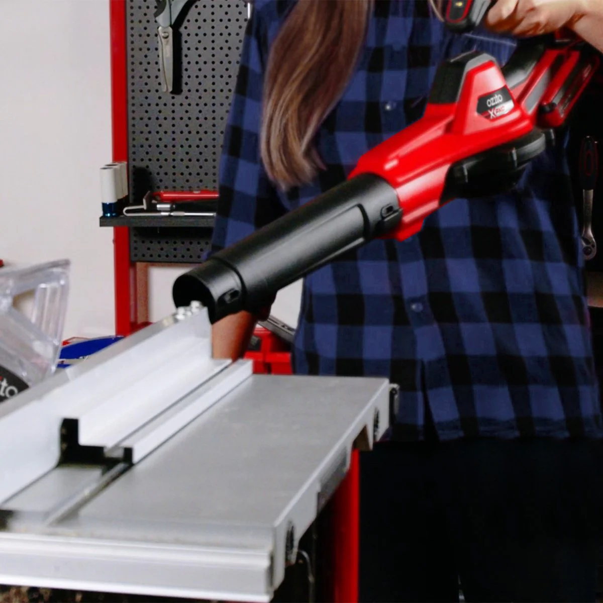Ozito PXC 18V Cordless Universal Blower Kit - 4.0Ah - 250 km/h Air Speed - Image 4