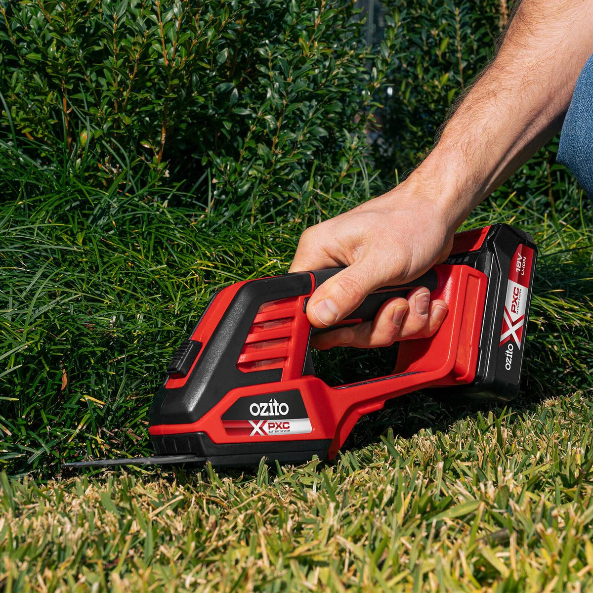 Ozito PXC 18V Hedge Grass Shear Kit 2.5Ah - 200mm Blade - Efficient Trimming - Image 3
