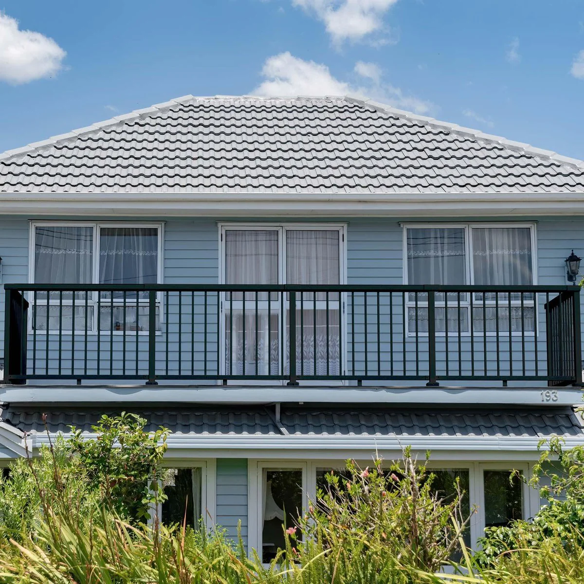 Peak Aluminium Balustrade - 64mm - Aluminium - Black Finish - Image 5
