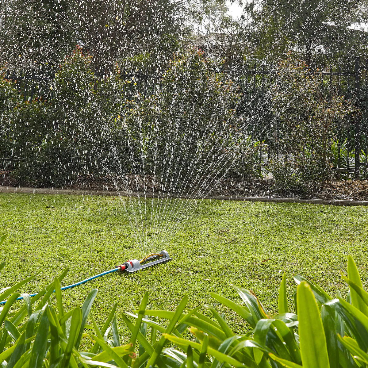 Pope Rainmaker Oscillator Garden Sprinkler - 17 Nozzles - 16m x 14m Coverage - Image 2
