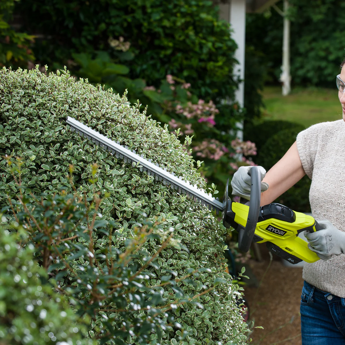 Ryobi 18V ONE+ 45cm Hedge Trimmer Kit - 2.0Ah Battery & Charger - Lightweight - Image 4