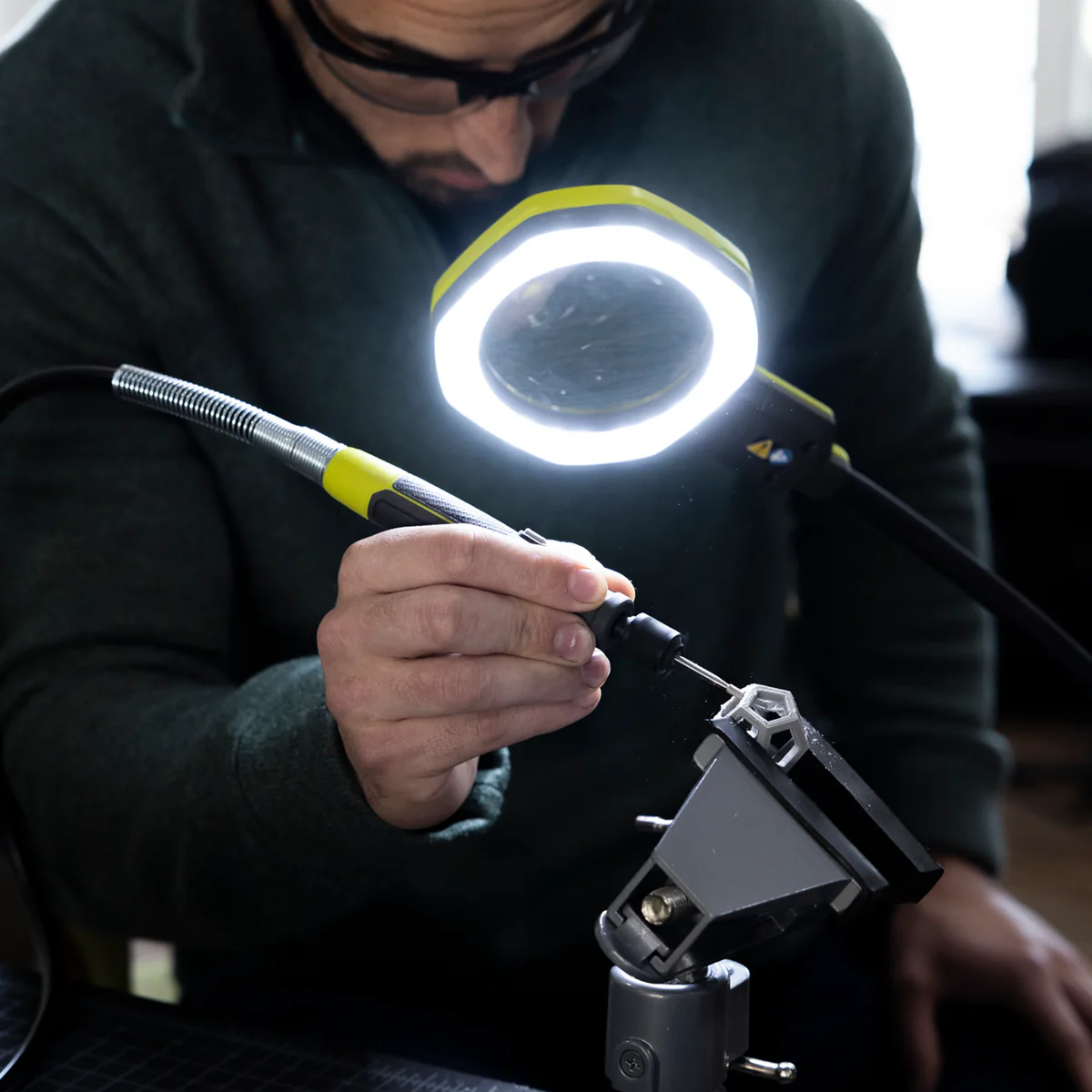 Ryobi 18V ONE+ Magnifying Clamp Light RML18 - 2.25X & 5X Magnification - Adjustable Brightness - Image 4