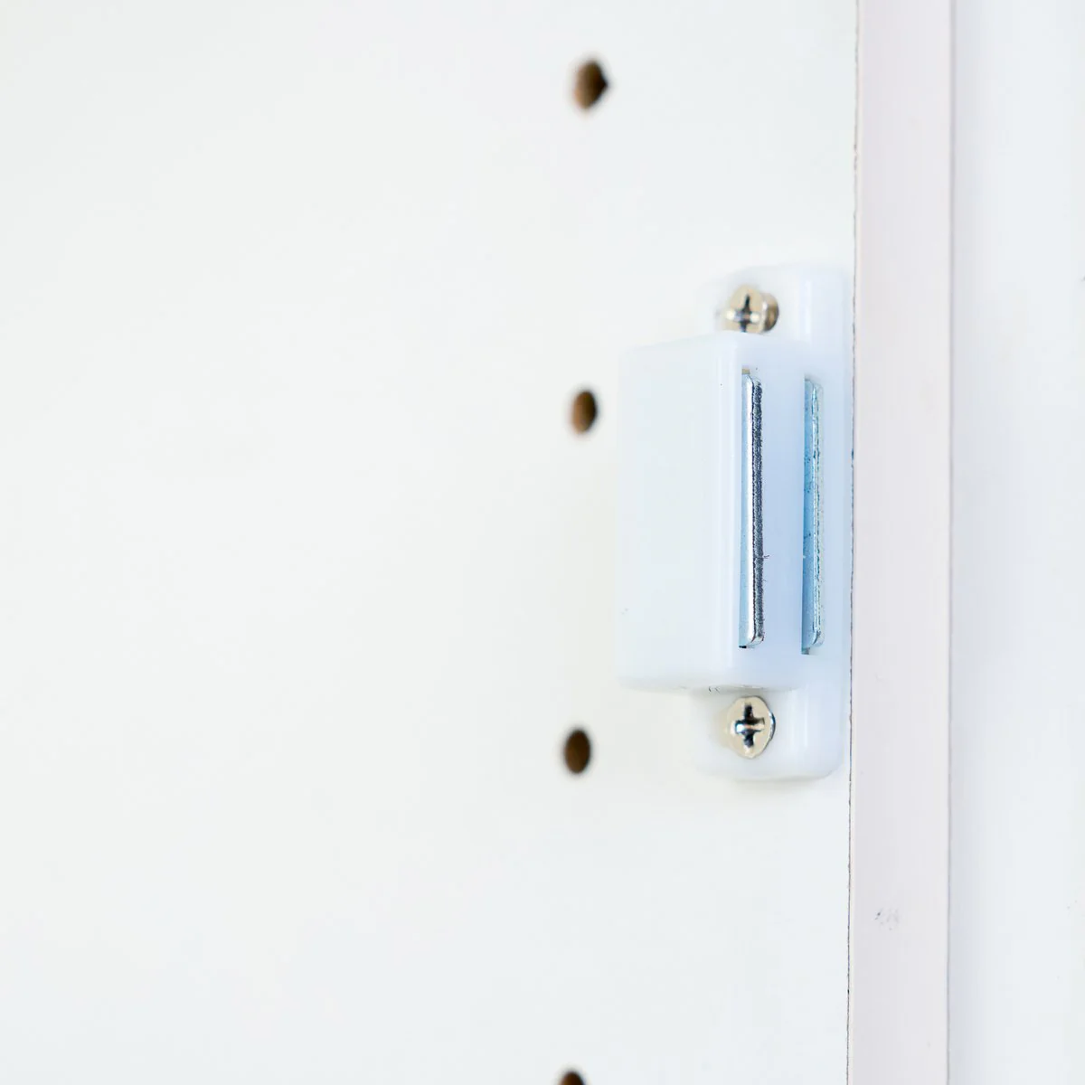 Taskmaster Magnetic Door Catches - 46mm - Plastic - Self Aligning - 20 Pack - Image 3