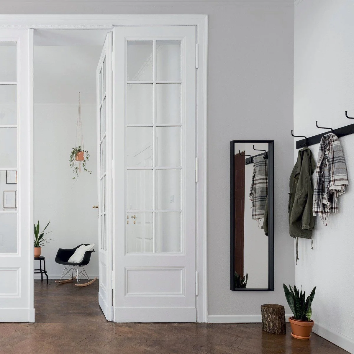 Taubmans 4L Accent Semi Gloss Oil Based Enamel - White - Durable Finish - 4.933kg - Image 3