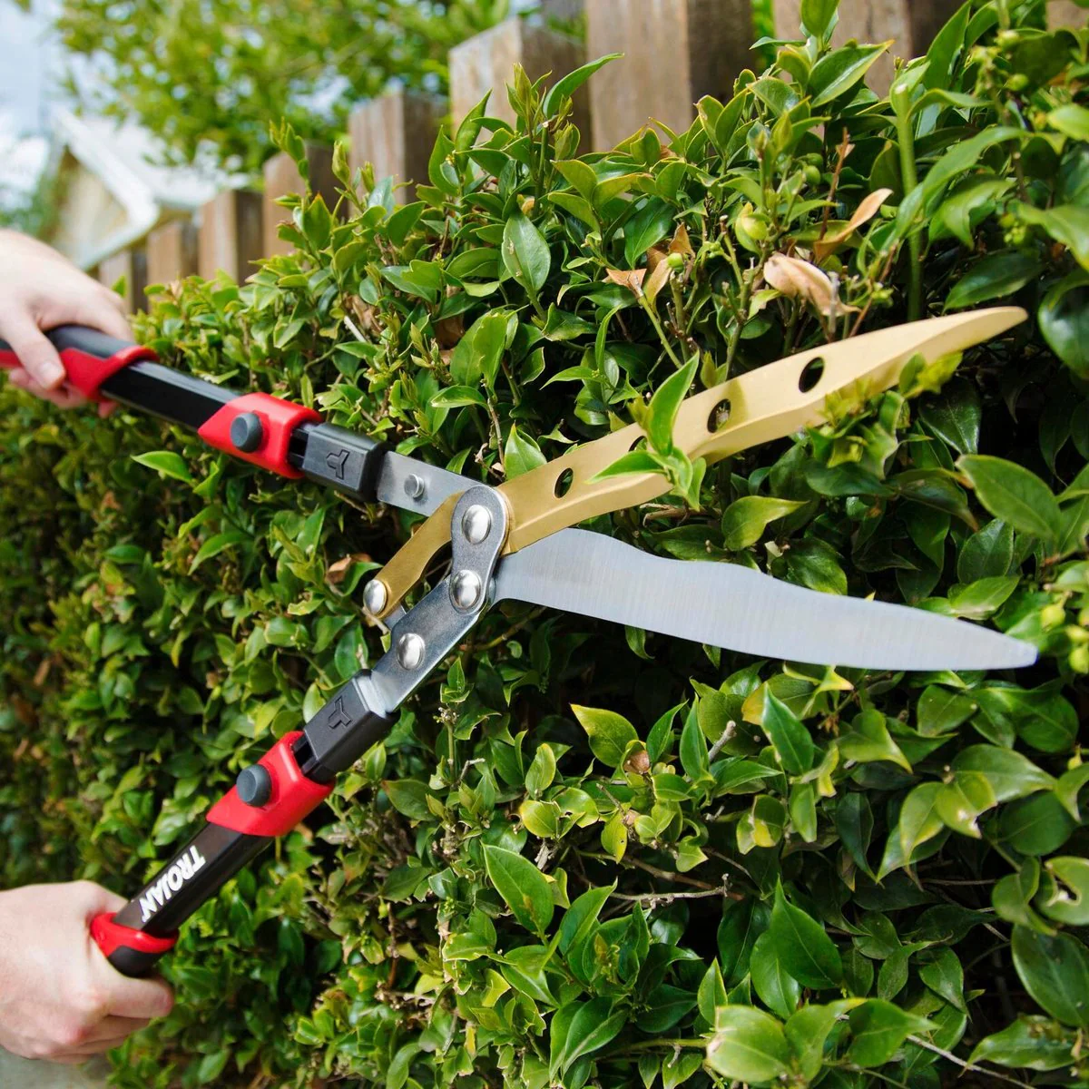 Trojan Hedge Shears - 700mm - Titanium - Telescopic Wavy Blade - Image 3