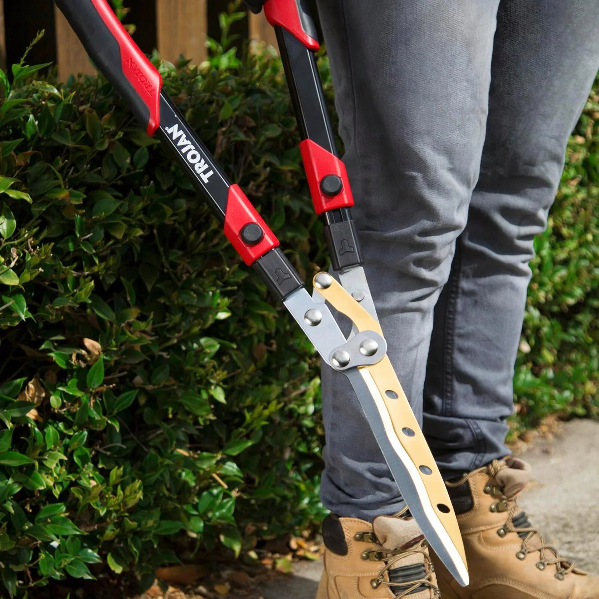 Trojan Hedge Shears - 700mm - Titanium - Telescopic Wavy Blade - Image 5